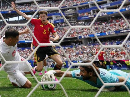 حارس مرمى إيران علي رضا بيرانفاند يمسك بالكرة ببراعة أمام لاعب بلجيكا - 2026-06-21 - reuters
