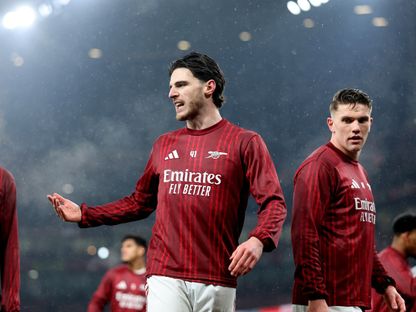 دريكلان رايس وفيكتور غيوكيريس أثناء الإحماء قبل مباراة أرسنال وتشيلسي بكأس الرابطة الإنجليزية - 3 فبراير 2026 - Reuters