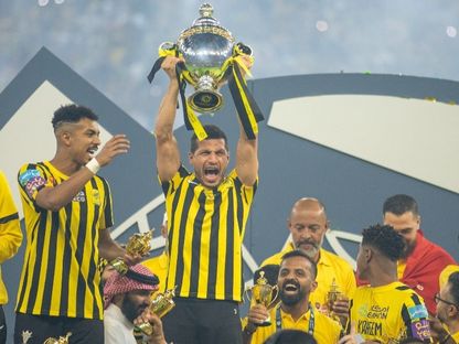 طارق حامد يحتفل مع الاتحاد بالتتويج بالدوري السعودي في 2023 - 26 مايو 2025 - x@SPL