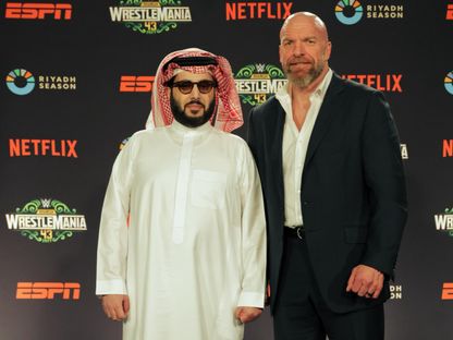 المستشار تركي آل الشيخ والمصارع السابق تريبل إتش خلال الإعلان عن استضافة السعودية عرض ريسلمانيا 2027 - 12 سبتمبر 2025 - x@Turki_alalshikh
