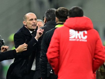 ماسيمليانو أليغري مدرب ميلان عقب المشادة مع سيسك فابريغاس مدرب كومو خلال مباراة الفريقين في الدوري الإيطالي - 18 فبراير 2026 - REUTERS