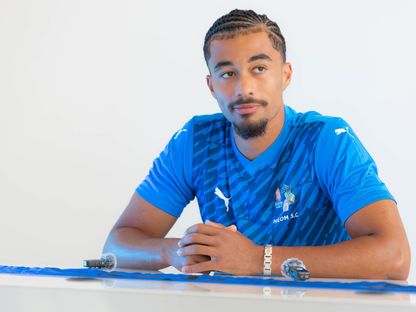 ناثان زيزي خلال التوقيع مع نادي نيوم السعودي - 31 يوليو 2025 - X/@NEOMSportsClub