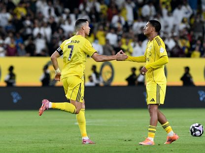 كريستيانو رونالدو يحتفل بهدفه في مباراة النصر والفيحاء بدوري روشن السعودي - 1 نوفمبر 2025 - Reuters