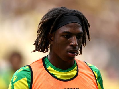 تيليل تاتي لاعب نانت خلال الإحماء قبل مواجهة باريس سان جيرمان في الدوري الفرنسي - 16 أكتوبر 2025 - REUTERS