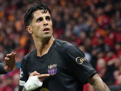 جواو كانسيلو غاضب من الجمهور ويشير إلى شعار برشلونة خلال مباراة أمام غلطة سراي التركي بدوري أبطال أوروبا - 13 أكتوبر 2026 - reuters