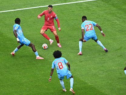 كريستيانو رونالدو قائد البرتغال وسط حصار من لاعبي الكونغو الديمقراطية في مواجهة الفريقين في كأس العالم - 17 يونيو 2026 - Reuters