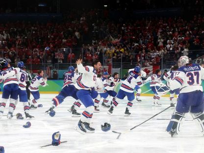 احتفال منتخب الولايات المتحدة بهزيمة كندا في نهائي دورة الألعاب الأولمبية الشتوية بميلانو - 22 فبراير 2026 - Reuters