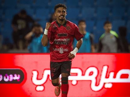 احتفال عبد العزيز العليوة لاعب الخلود بتسجيل هدف في مرمى الاتحاد بكأس الملك - 18 مارس 2026 - X/@KingCupSA