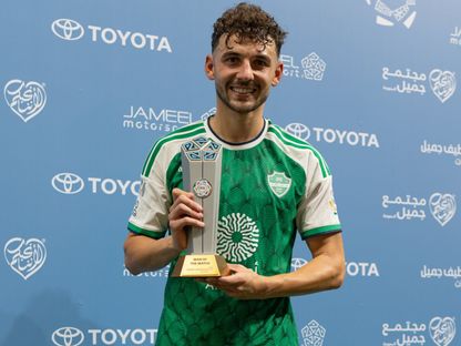 إدوارد سبيرتسيان لاعب الأهلي يتسلم بجائزة أفضل لاعب في مباراة الدرعية - 13 أغسطس 2026 - X/@ALAHLI_FC