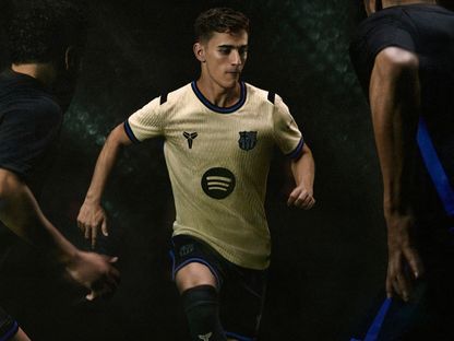 غافي لاعب برشلونة خلال الإعلان عن الزي الثاني للفريق لموسم 2025-26 - 29 يوليو 2025 - X/@FCBarcelona