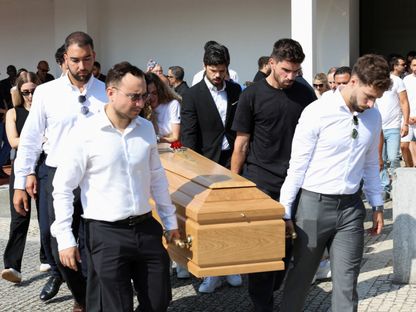 روبن نيفيز (بالقميص الأسود) يشارك في حمل نعش زميله الراحل جوتا - 5 يوليو 2025 - Reuters