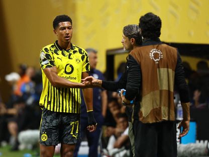 جوب بيلينغهام لاعب بوروسيا دورتموند يصافح المدرب ماثيو كوفاتش عقب استبداله في مواجهة مونتيري بكأس العالم للأندية - 2 يوليو 2025 - REUTERS