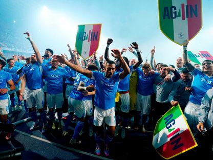 لاعبو نابولي يحتفلون بعد التتويج بلقب الدوري الإيطالي - 23 مايو 2025 - Reuters