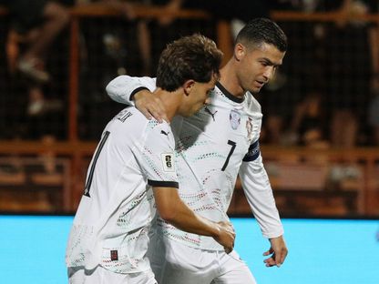 احتفال كريستيانو رونالدو نجم البرتغال مع زميله جواو فيليكس بتسجيل هدف في مرمى أرمينيا بتصفيات أوروبا المؤهلة إلى كأس العالم 2026 - 6 سبتمبر 2025 - Reuters