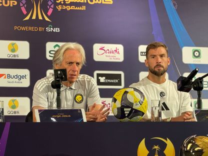 جورجي جيسوس مدرب النصر وإلى جانبه اللاعب إينيغو مارتينيز في المؤتمر الصحفي الخاص بمواجهة الأهلي في نهائي كأس السوبر السعودي - 22 أغسطس 2025 - X/@aawsat_spt