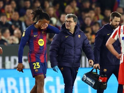 لاعب برشلونة جول كوندي يغادر الملعب بعد تعرضه لإصابة ضد أتلتيكو مدريد بنصف نهائي كأس ملك إسبانيا - 3 مارس 2026 - Reuters