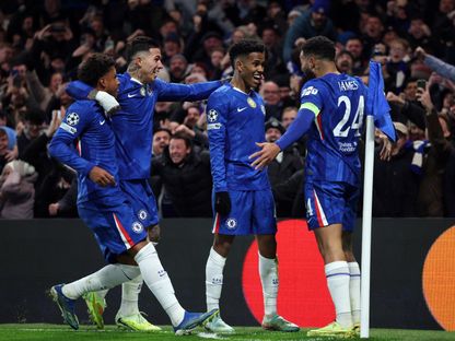 إستيفاو يحتفل مع لاعبي تشيلسي بهدفه في مرمى برشلونة بدوري أبطال أوروبا - 25 نوفمبر 2025 - Reuters