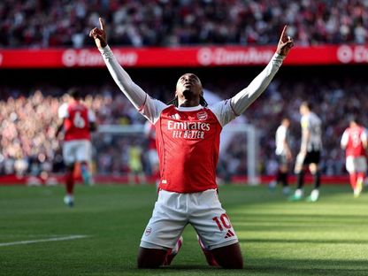 جناح أرسنال إيبريشي إيزي يحتفل بهدفه الصاروخي أمام نيوكاسل في الدوري الإنجليزي الممتاز - 25 أبريل 2026 - Reuters