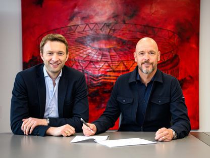 المدرب الهولندي إريك تن هاغ يوقع عقود تدريبه لفريق باير يفركوزن الألماني - 26 مايو 2025 - x./bayer04_en