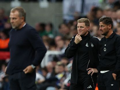 إيدي هاو مدرب نيوكاسل وهانزي فليك مدرب برشلونة خلال مواجهتهما بدوري أبطال أوروبا - 18 سبتمبر 2025 - Reuters