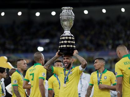 داني ألفيس يحمل كأس كوبا أميركا بعد تتويج البرازيل باللقب - 7 يوليو 2019 - REUTERS