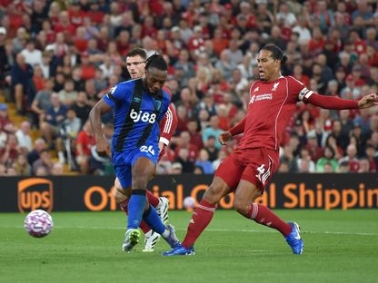 أنطونيو سيمينيو يسجل لبورنموث وفان دايك مدافع ليفربول يحاول التدخل - 15 أغسطس 2025 - Reuters