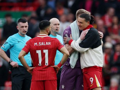 محمد صلاح وداروين نونيز لاعبا ليفربول يصافحان حارس ساوثهامبتون آرون رامسديل بعد نهاية المباراة - 8 مارس 2025 - REUTERS