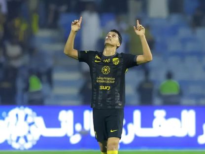 فيصل الغامدي لاعب الاتحاد يحتفل بهدفه في مرمى الخليج في الدوري السعودي - 1 نوفمبر 2025 - www.spl.com.sa