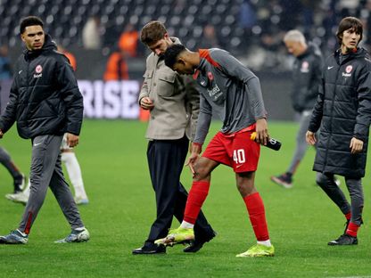 كاوا سانتوس حارس آينتراخت فرانكفورت يشير إلى الإصابة بعد مواجهة توتنهام في الدوري الأوروبي - 17 أبريل 2025 - Reuters