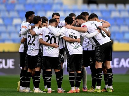 لاعبو الشباب في منتصف الملعب قبل مواجهة الخليج بالدوري السعودي - 24 يناير 2026 - X/@AlShababSaudiFC