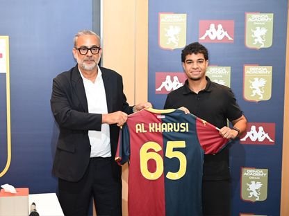 العماني صهيب الخروصي بعد توقيع عقده الاحترافي مع نادي جنوى الإيطالي - 7 يونيو 2026 - X/@ONA_eng