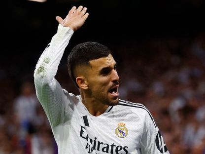 داني سيبايوس لاعب وسط ريال مدريد يعترض على الحكم - Reuters