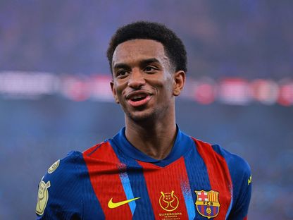 لاعب برشلونة أليخاندرو بالدي يحتفل بالفوز بكأس السوبر الإسباني ضد ريال مدريد - ١٢ يناير ٢٠٢٦ - Reuters