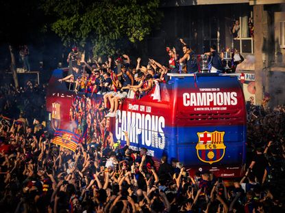 بث مباشر.. نهاية احتفالات برشلونة بوصول حافلة الأبطال إلى "قوس النصر"