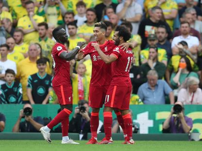 محمد صلاح وروبرتو فيرمينو وساديو ماني يحتفلون بأحد أهداف ليفربول أمام نوريتش سيتي في الدوري الإنجليزي - 14 أغسطس 2021 - Reuters