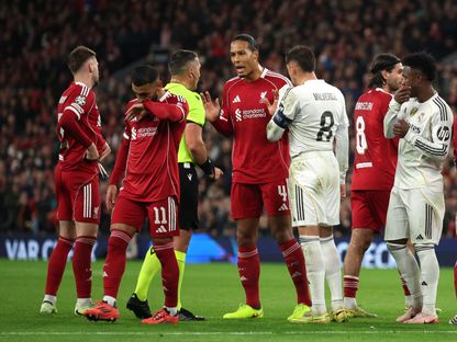 فيديريكو فالفيردي قائد ريال مدريد يتابع حديثاً بين فيرجيل فان دايك قائد ليفربول وحكم مباراة الفريقين بدوري أبطال أوروبا - 4 نوفمبر 2025 - REUTERS