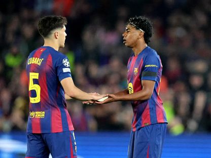 لاعب برشلونة باو كوبارسي رفقة لامين يامال خلال مباراة أتلتيكو مدريد بذهاب ربع نهائي دوري أبطال أوروبا - 8 أبريل 2026 - Reuters