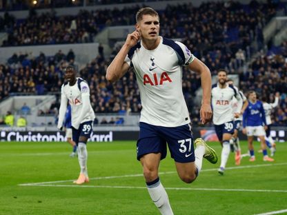 ميكي فان دي فين يسجل لتوتنهام أمام إيفرتون في الدوري الإنجليزي - 26 أكتوبر 2025 - Reuters