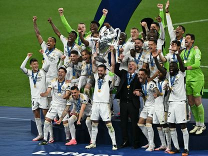 ناتشو يحمل كأس دوري أبطال أوروبا الخامسة عشرة في تاريخ ريال مدريد - 1 يونيو 2024 - AFP