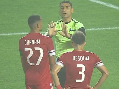 الحكم المصري السيد منير خلال مباراة مودرن سبورت وكهرباء الاسماعيلية في الدوري المصري - 16 فبراير 2026 - tv