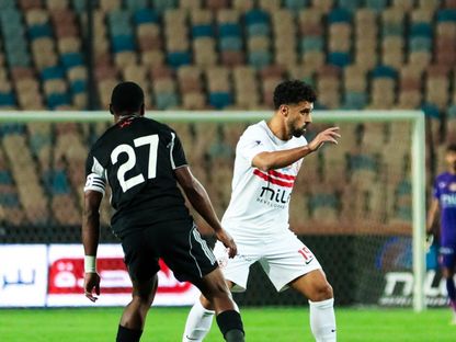 عبد الله السعيد لاعب الزمالك أمام أحد لاعبي الجونة في مواجهة الفريقين في الدوري المصري - 23 سبتمبر 2025 - X/@ZSCOfficial