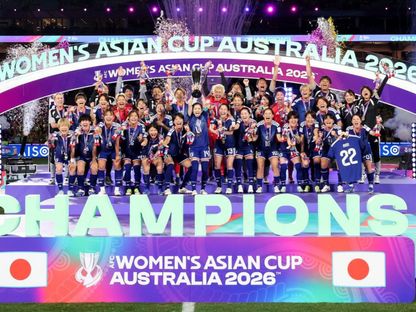 قائدة منتخب اليابان ترفع كأس آسيا للسيدات بعد الفوز على أستراليا في النهائي - 21 مارس 2026 - the-afc.com