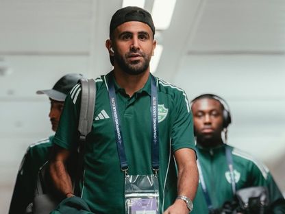 رياض محرز أثناء وصوله إلى ملعب الإنماء قبل مباراة الأهلي والغرافة بدوري أبطال آسيا للنخبة - 20 أكتوبر 2025 - X/ALAHLI_FC