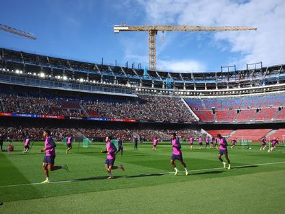 لاعبون من برشلونة خلال تدريب في "كامب نو" - 7 نوفمبر 2025 - REUTERS