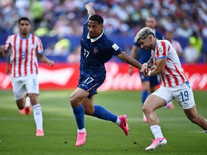 مدافع فرنسا ويليام ساليبا يتعرض لتدخل قوي خلال مباراة ثمن نهائي كأس العالم أمام باراغواي - 5 يوليو 2026 - reuters