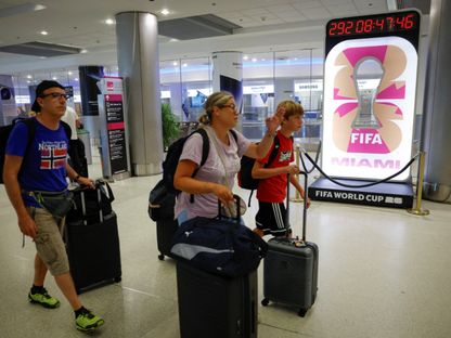 مسافرون بمطار ميامي أمام العد التنازلي لكأس العالم 2026 - 22 أغسطس 2025 - Reuters