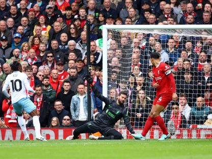 إيبيريشي إيز لاعب كريستال بالاس لحظة تسجيله في شباك ليفربول ضمن الدوري الإنجليزي الممتاز - 14 أبريل 2024 - reuters