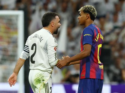 لامين يامال لاعب برشلونة وداني كارفاخال بعد نهاية المباراة - Reuters