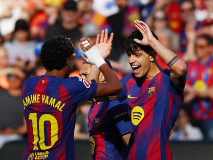 فرحة مارك بيرنال ولامين يامال خلال مواجهة برشلونة وليفانتي في الدوري الإسباني - 22 فبراير 2026 - Reuters