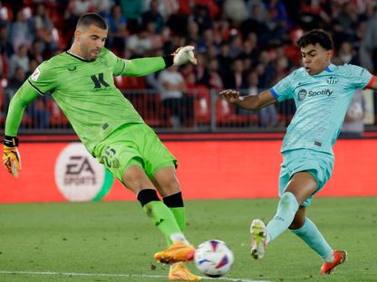 حارس ألميريا لويس ماكسيميانو يقطع الكرة أمام لاعب برشلونة لامين يامال في الدوري الإسباني - 16 مايو 2024 - Reuters